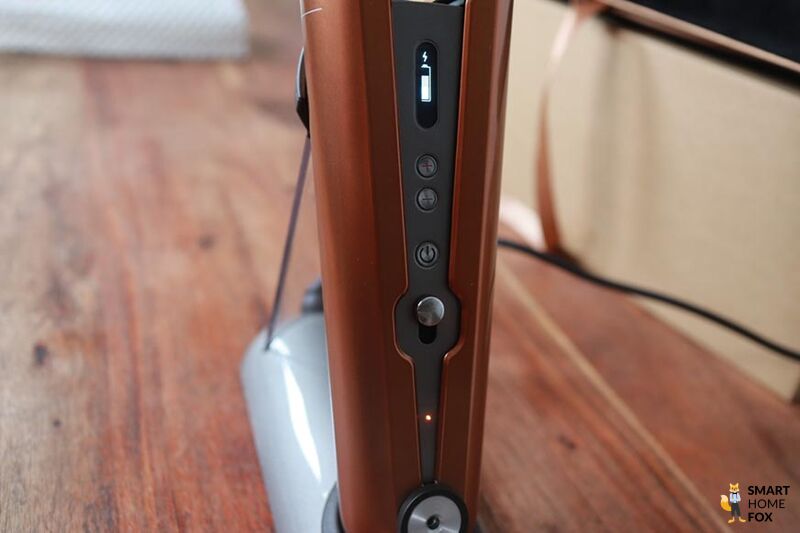 Man sieht die Bedienelemente des Dyson Corrale.